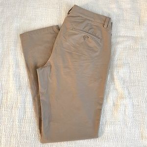 Vineyard Vines Men’s On-The-Go Pants | 33 x 32 | Tan